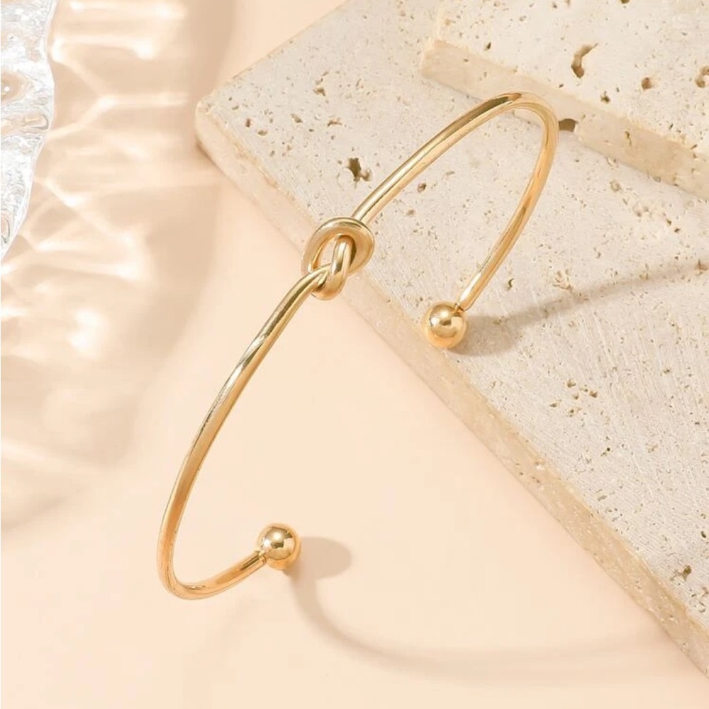 Chic Gold Knot Open Bangle